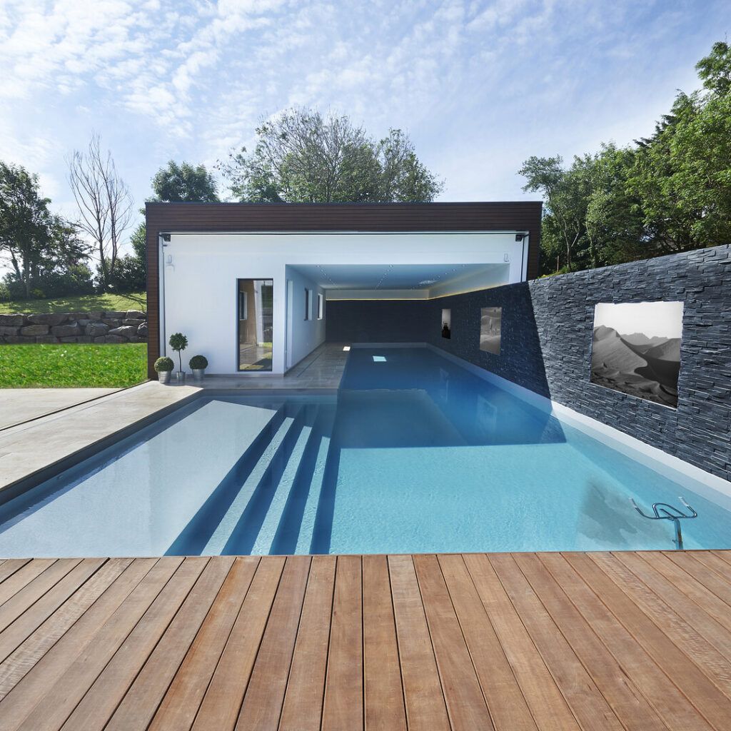 Piscine intérieure avec bain à remous