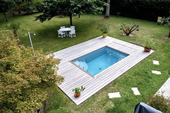 Mini-piscine avec plage en bois
