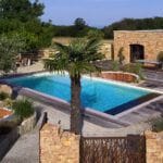 Piscine extérieure paysagère