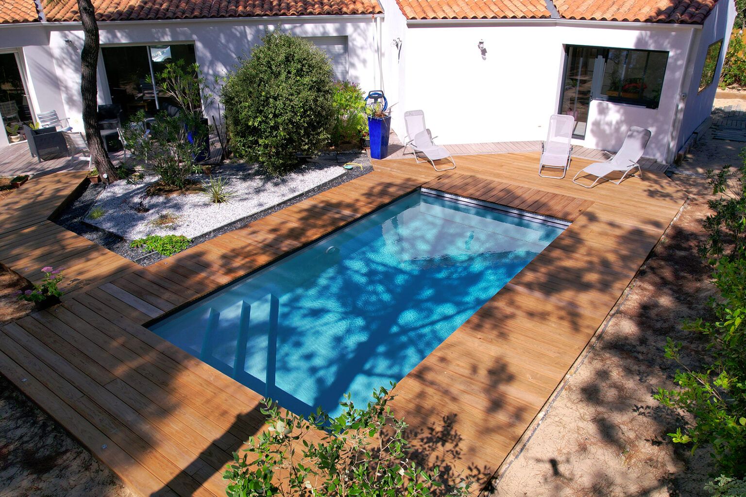 Mini-piscine avec plage en bois