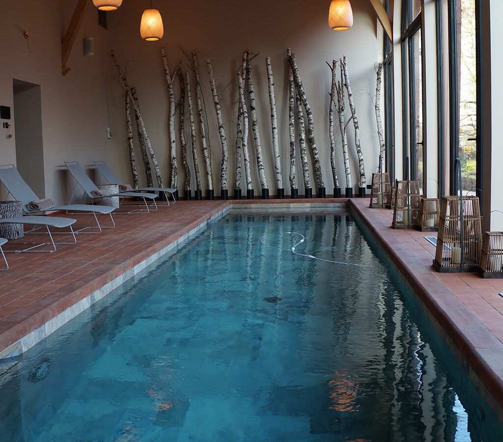 Piscine intérieure carrelée avec sauna et hammam