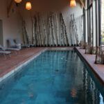 Piscine intérieure carrelée avec sauna et hammam