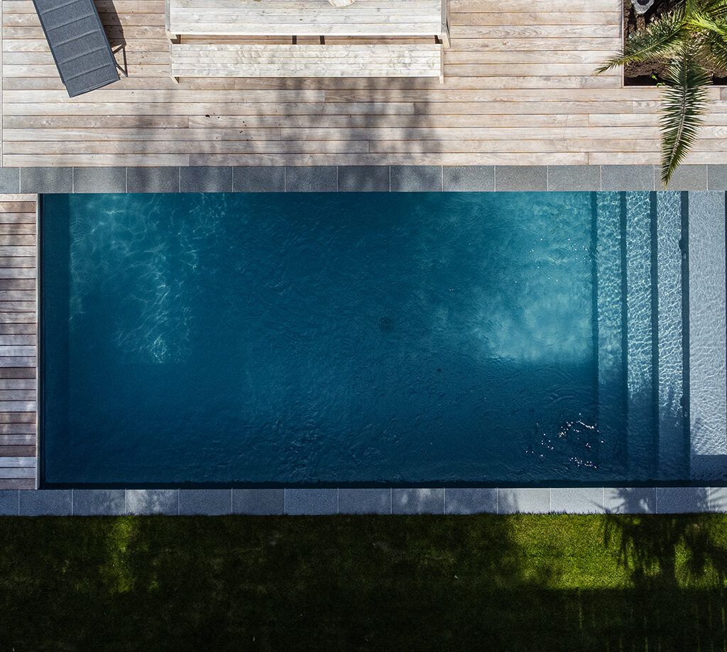 Piscine extérieure urbaine