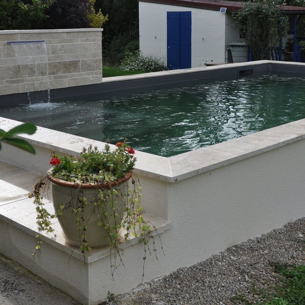 Piscine semi-enterrée