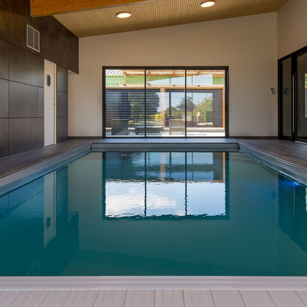 Piscine intérieure dans une ancienne grange