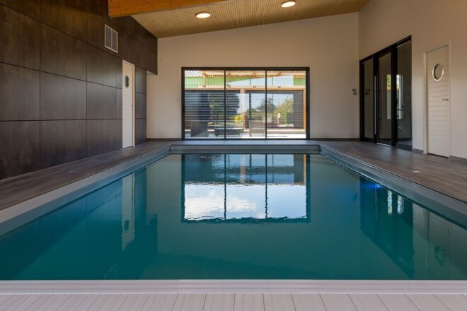 Piscine intérieure dans une ancienne grange