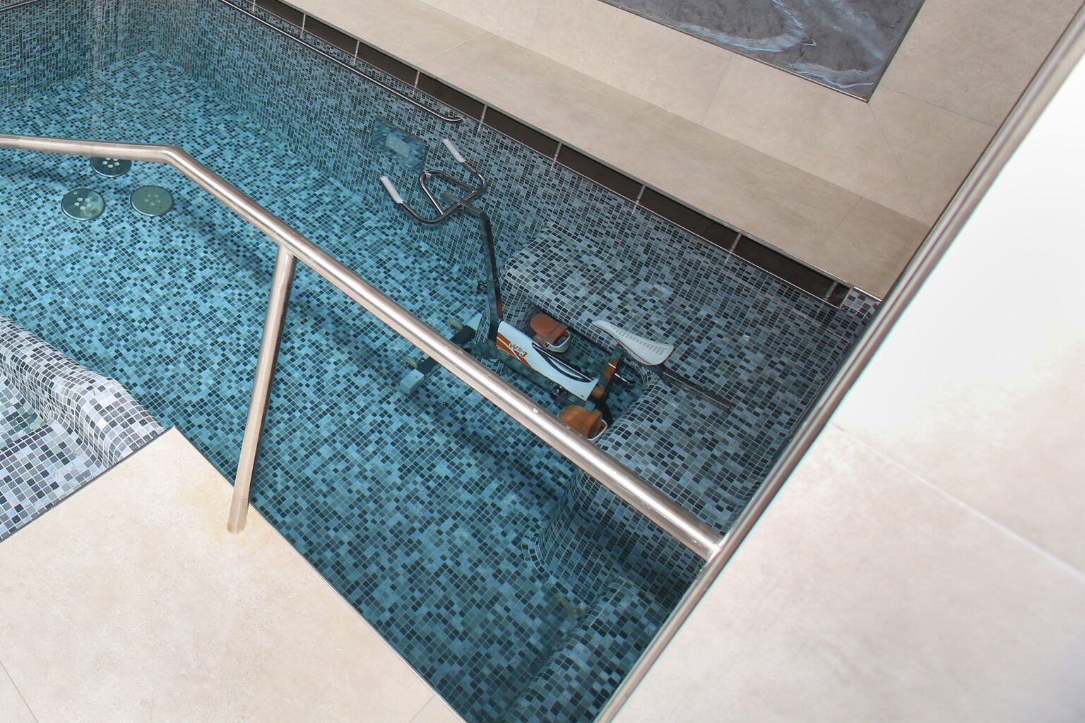 Aquabike dans une mini-piscine intérieure