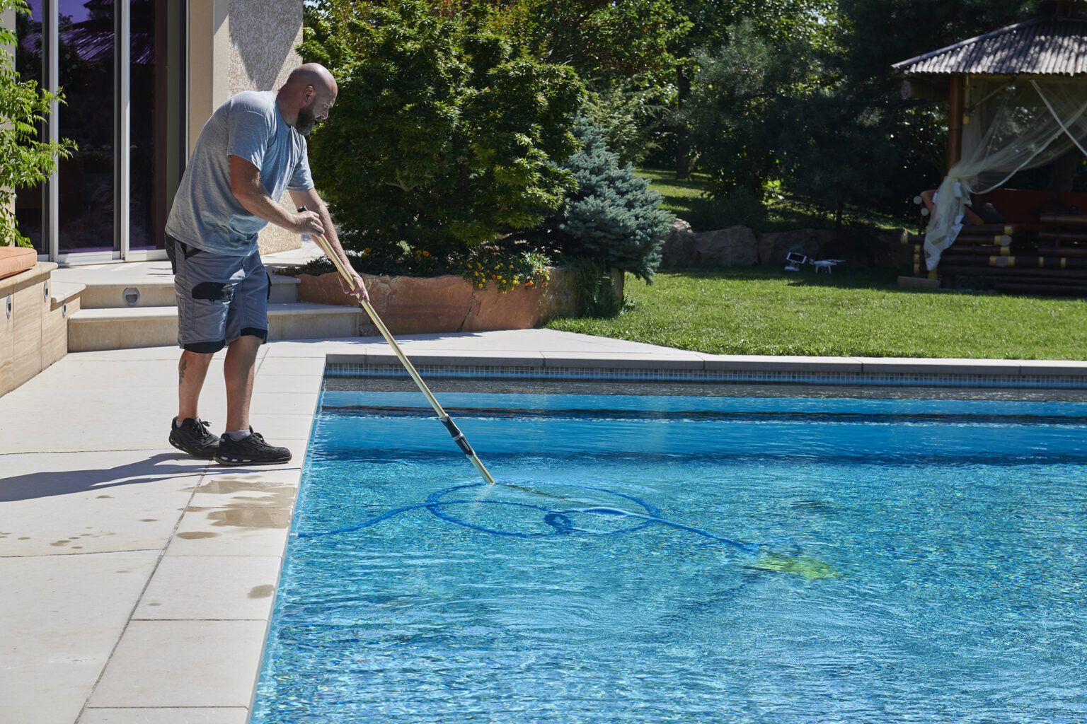 Nettoyage d'une piscine avec un balais