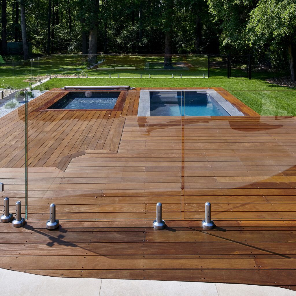 Deux piscines côte à côte avec barrière en verre