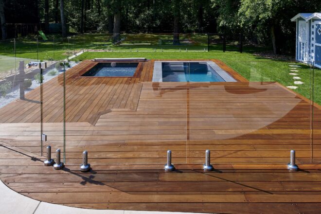 Deux piscines côte à côte avec barrière en verre