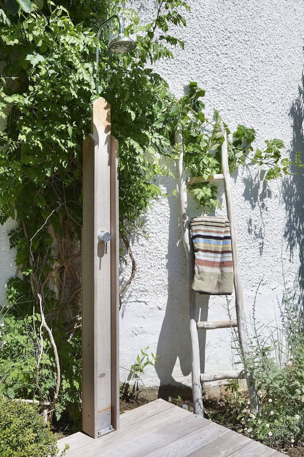 Douche extérieure en bois pour piscine