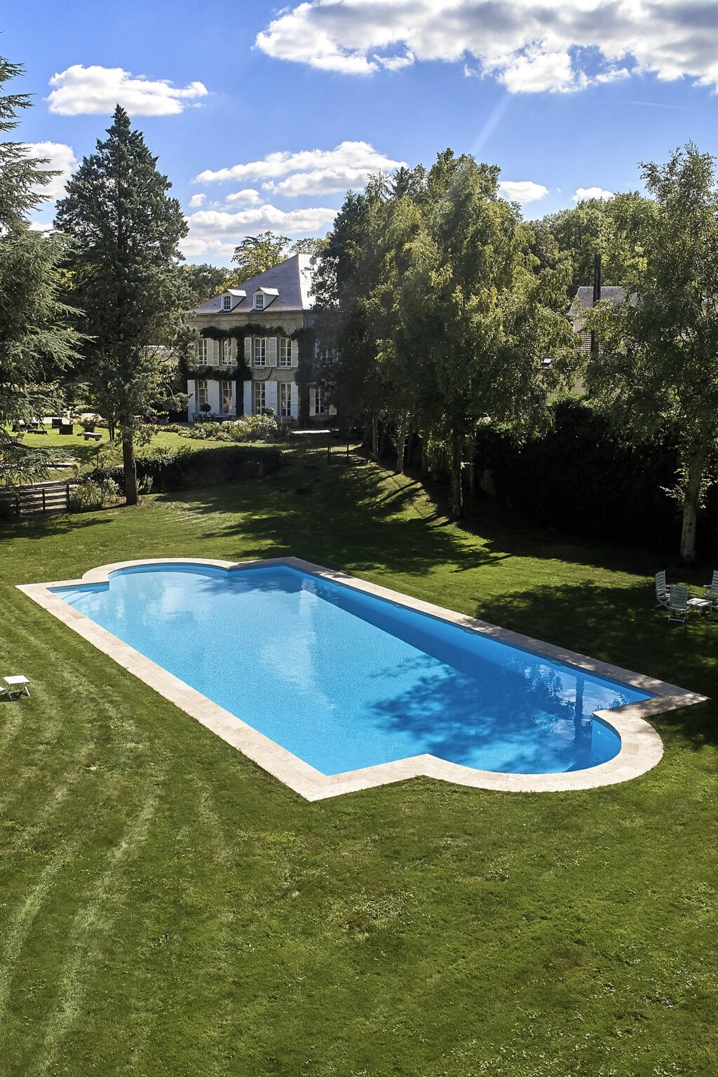 Grande piscine avec escalier roman