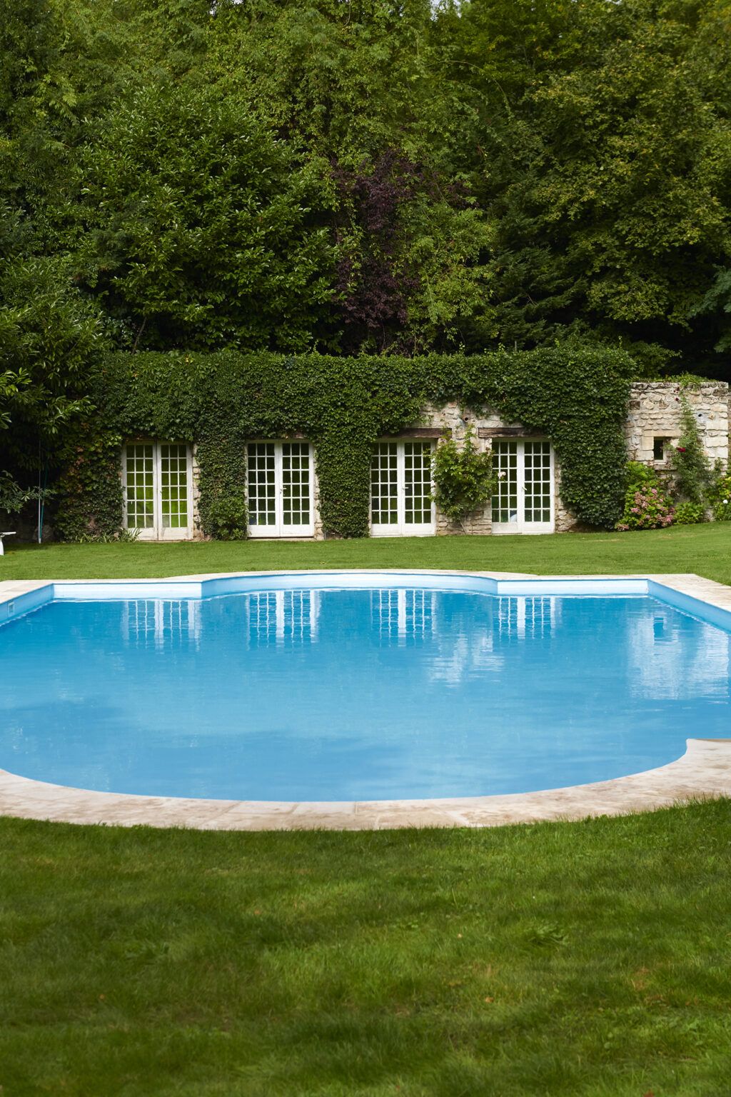 Grande piscine avec escalier roman