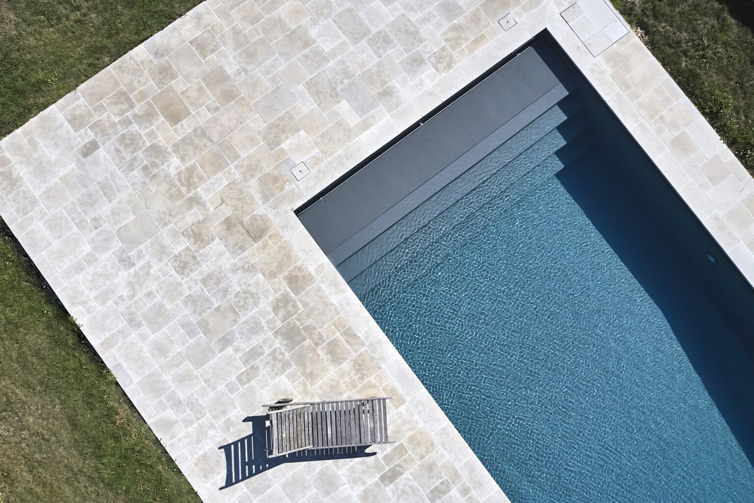 Escalier pleine largeur pour piscine avec liner