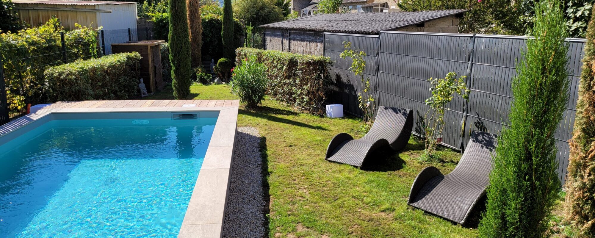 Piscine semi-enterrée avec liner gris