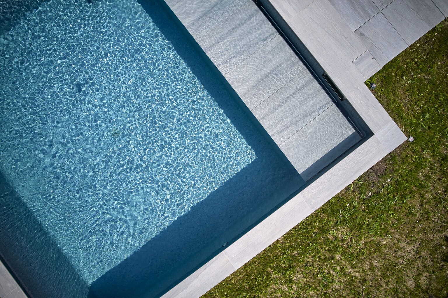 Mini piscine avec banquette