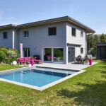 Piscine extérieure classique avec volet automatique