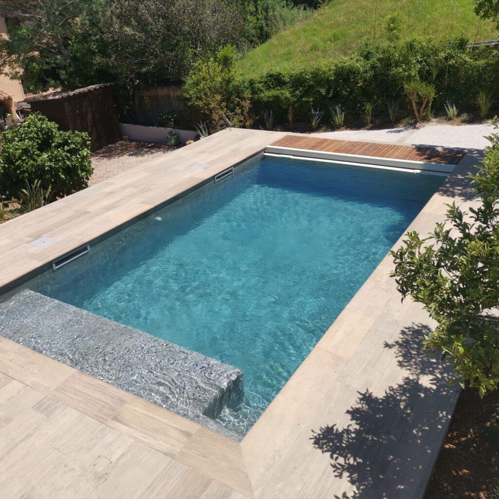 Piscine carrelée avec volet immergé