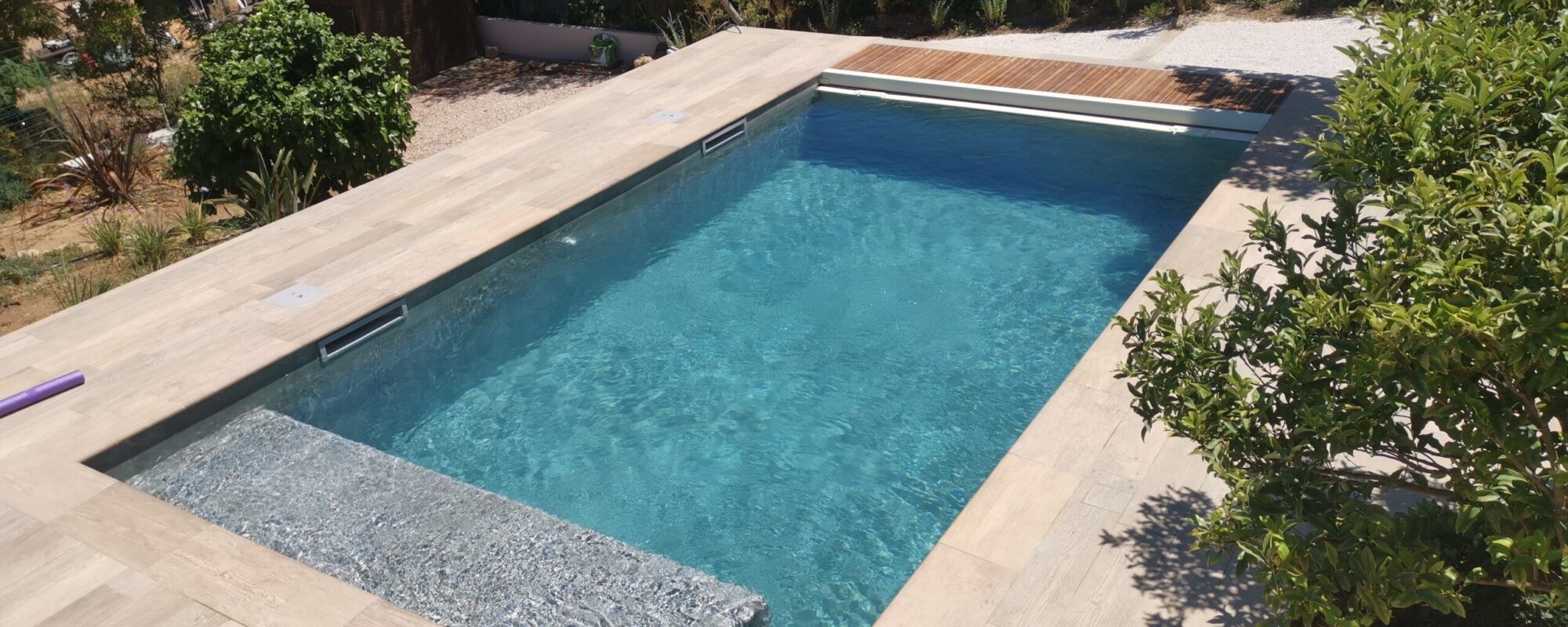 Piscine carrelée avec volet immergé
