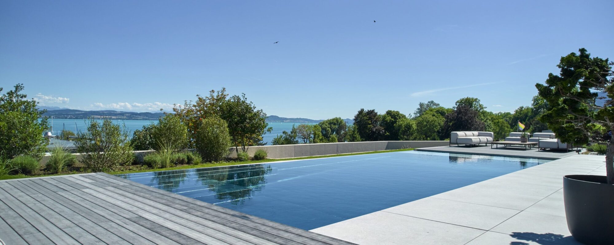 Piscine à débordement hors sol