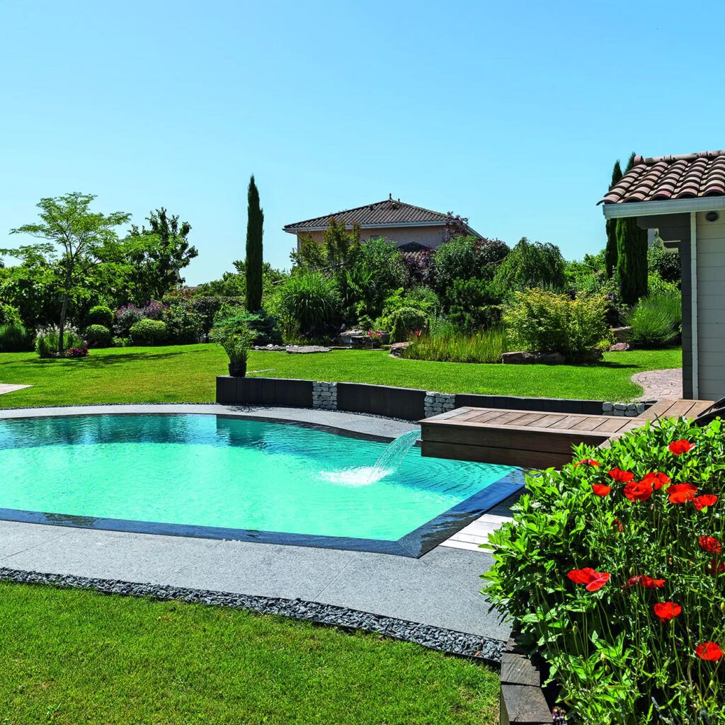 Piscine miroir en forme libre
