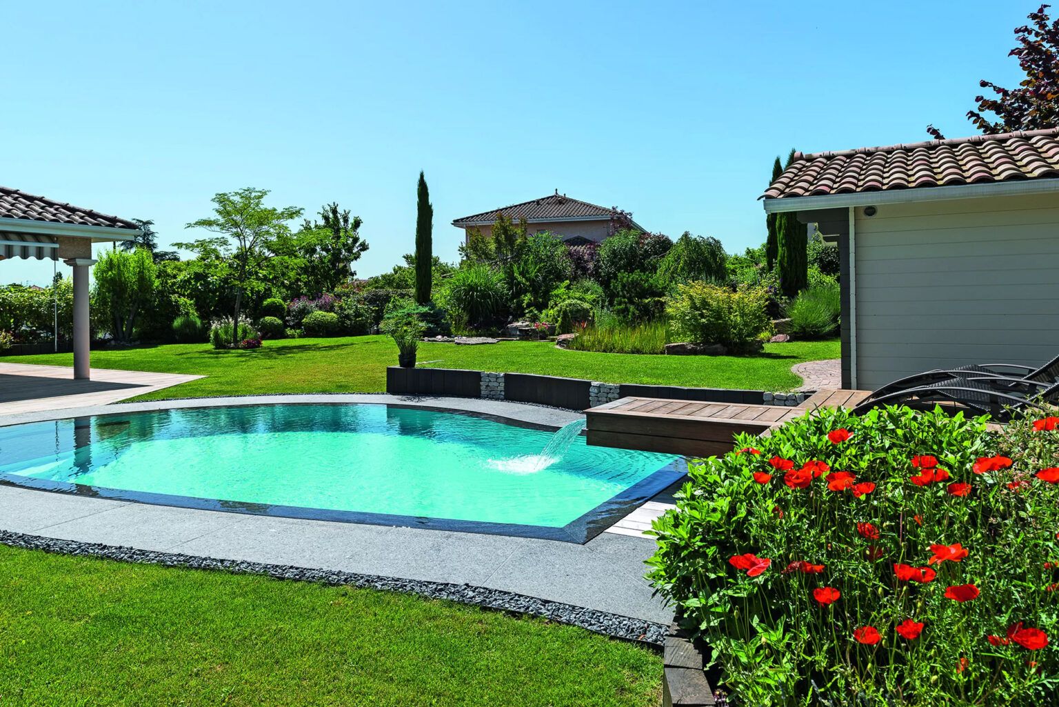 Piscine miroir en forme libre