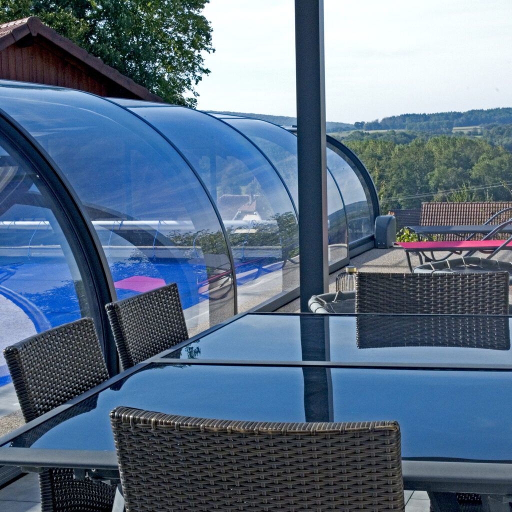 Piscine extérieure avec domotique et abri