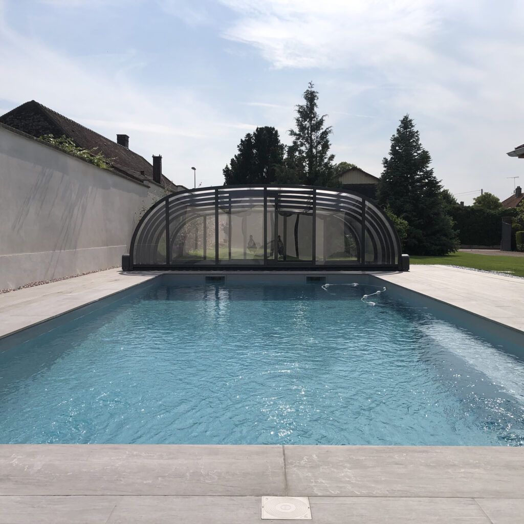 Piscine extérieure avec domotique et abri