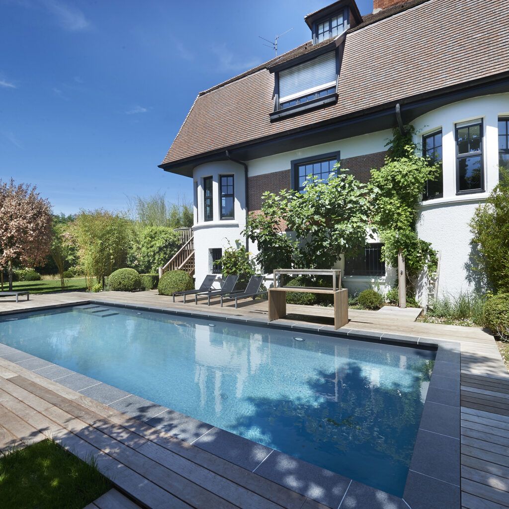 Piscine dans le jardin d'une demeure de charme