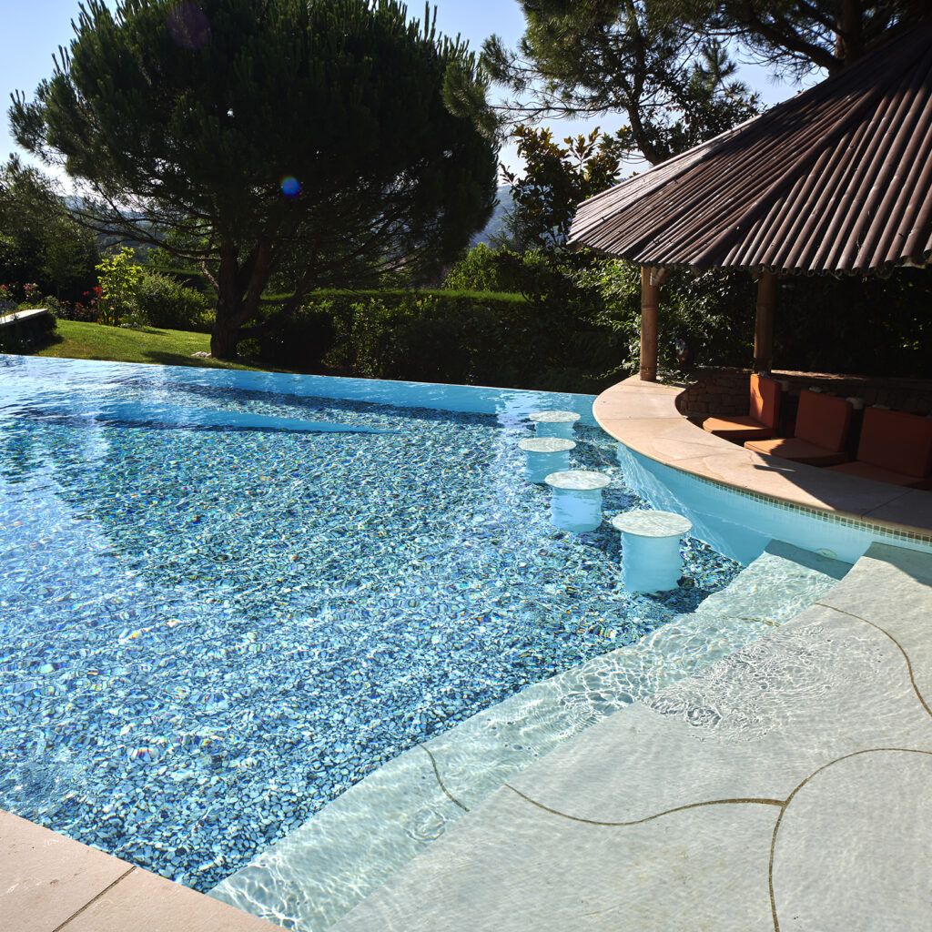 Piscine lagon à débordement