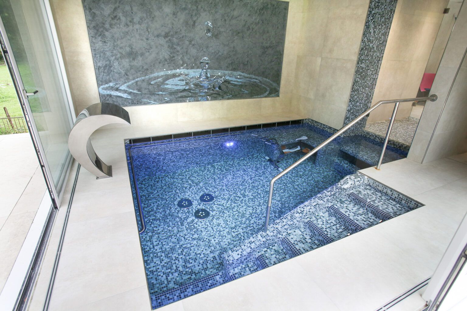 Mini-piscine intérieure carrelée avec aquabike