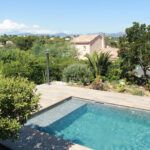 Piscine extérieure maçonnée semi-enterrée