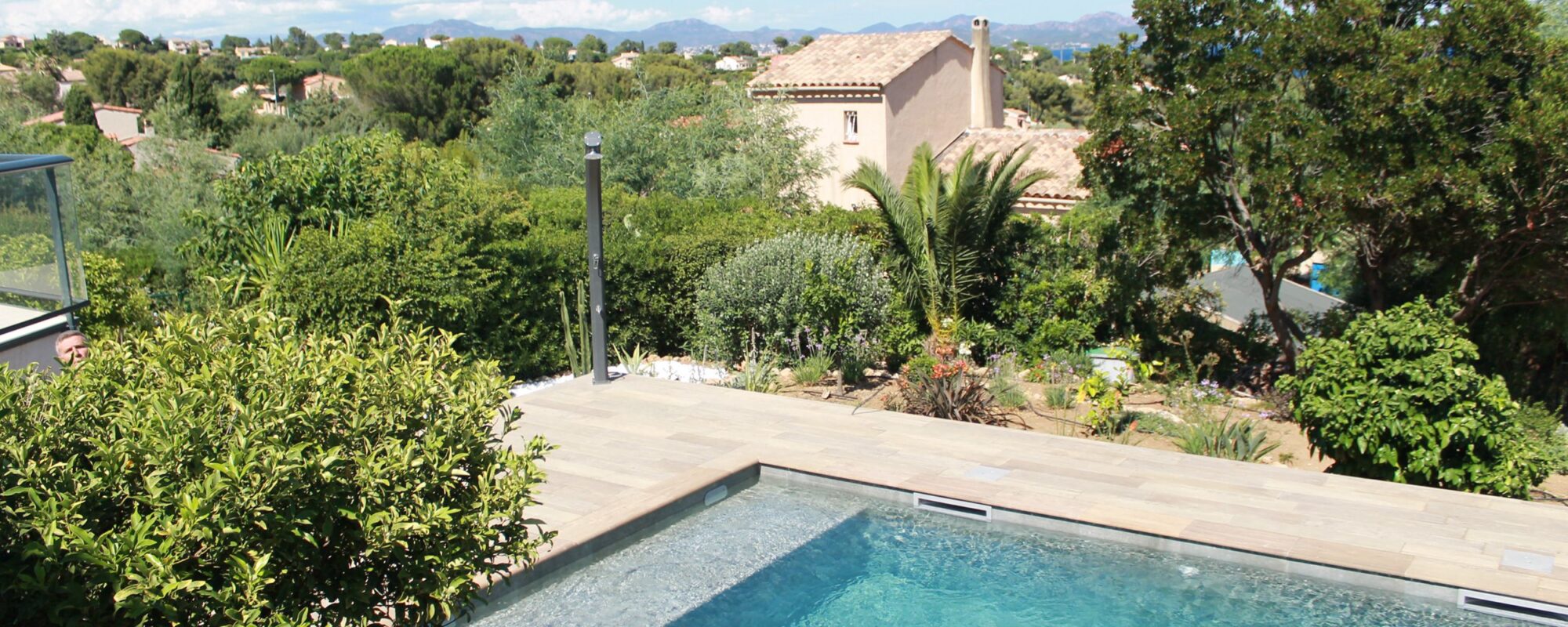 Piscine extérieure semi-enterrée