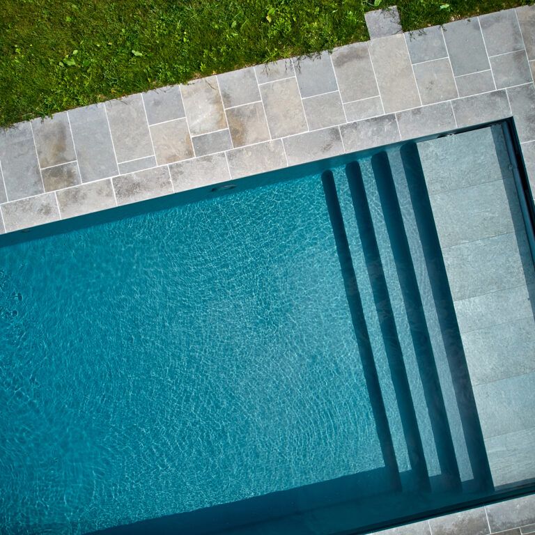 Piscine rectangle avec escalier pleine largeur