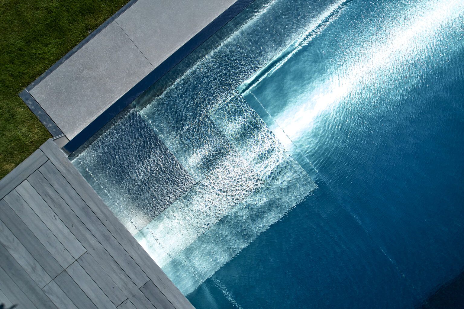 Piscine en inox avec escalier d'angle