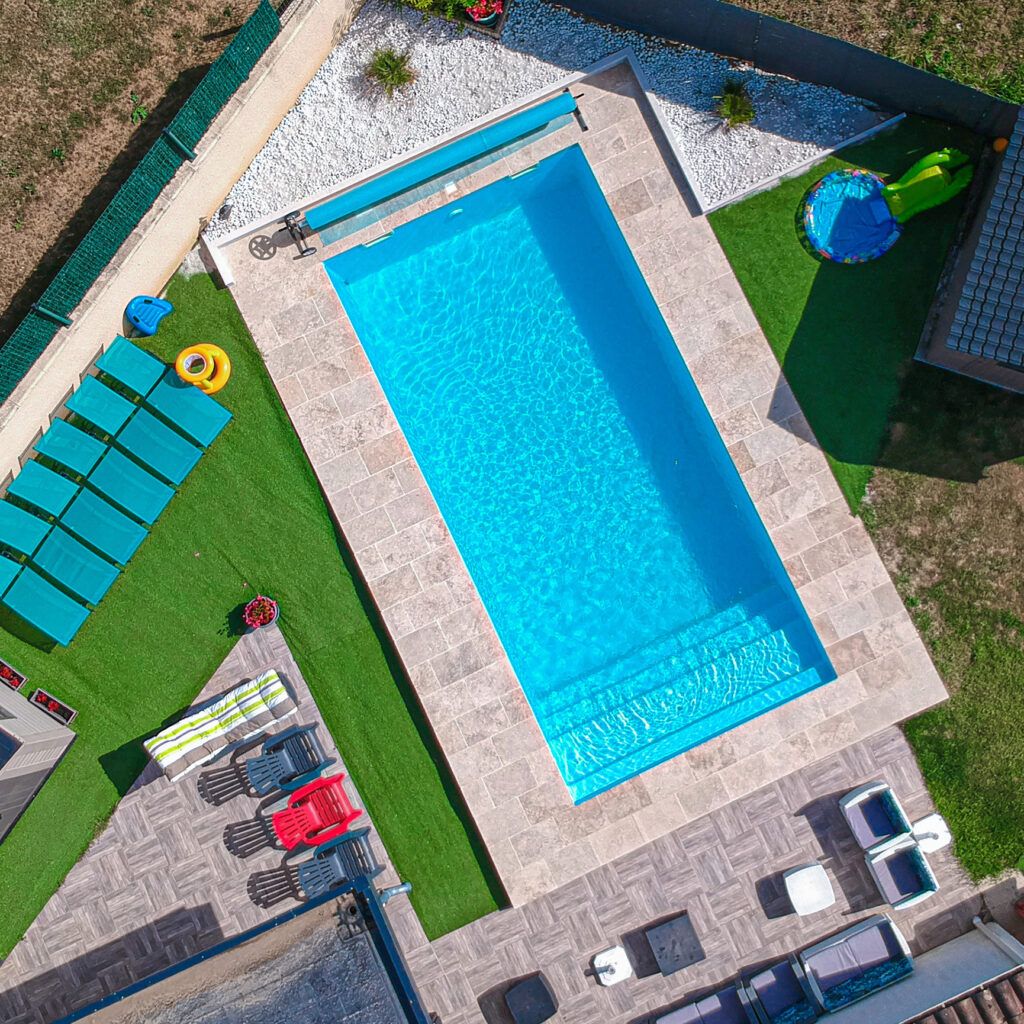 Piscine extérieure urbaine