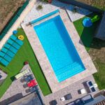 Piscine familiale revêtement bleu ciel