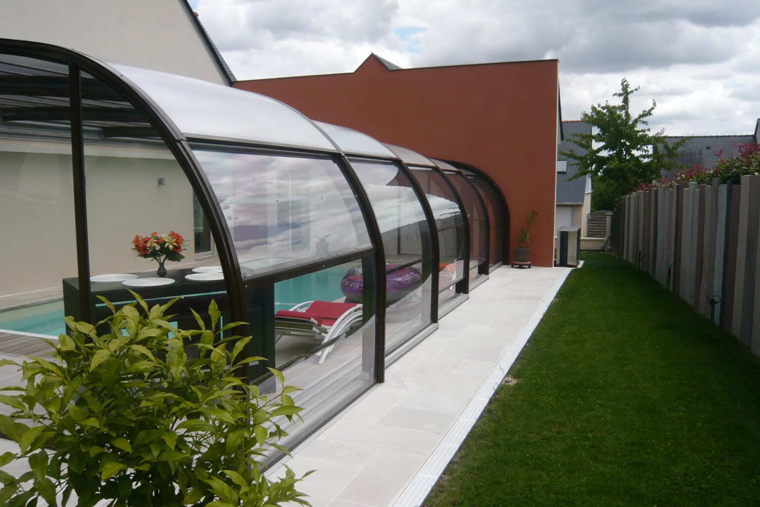 Abri de piscine adossé à une maison