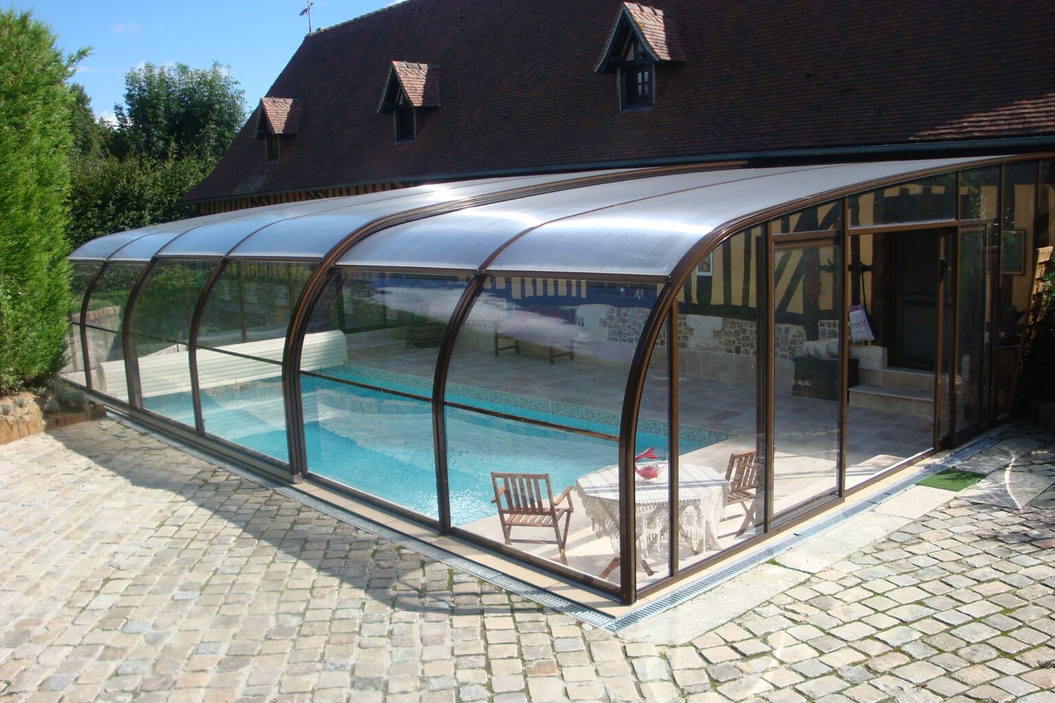 Abri de piscine adossé à une maison