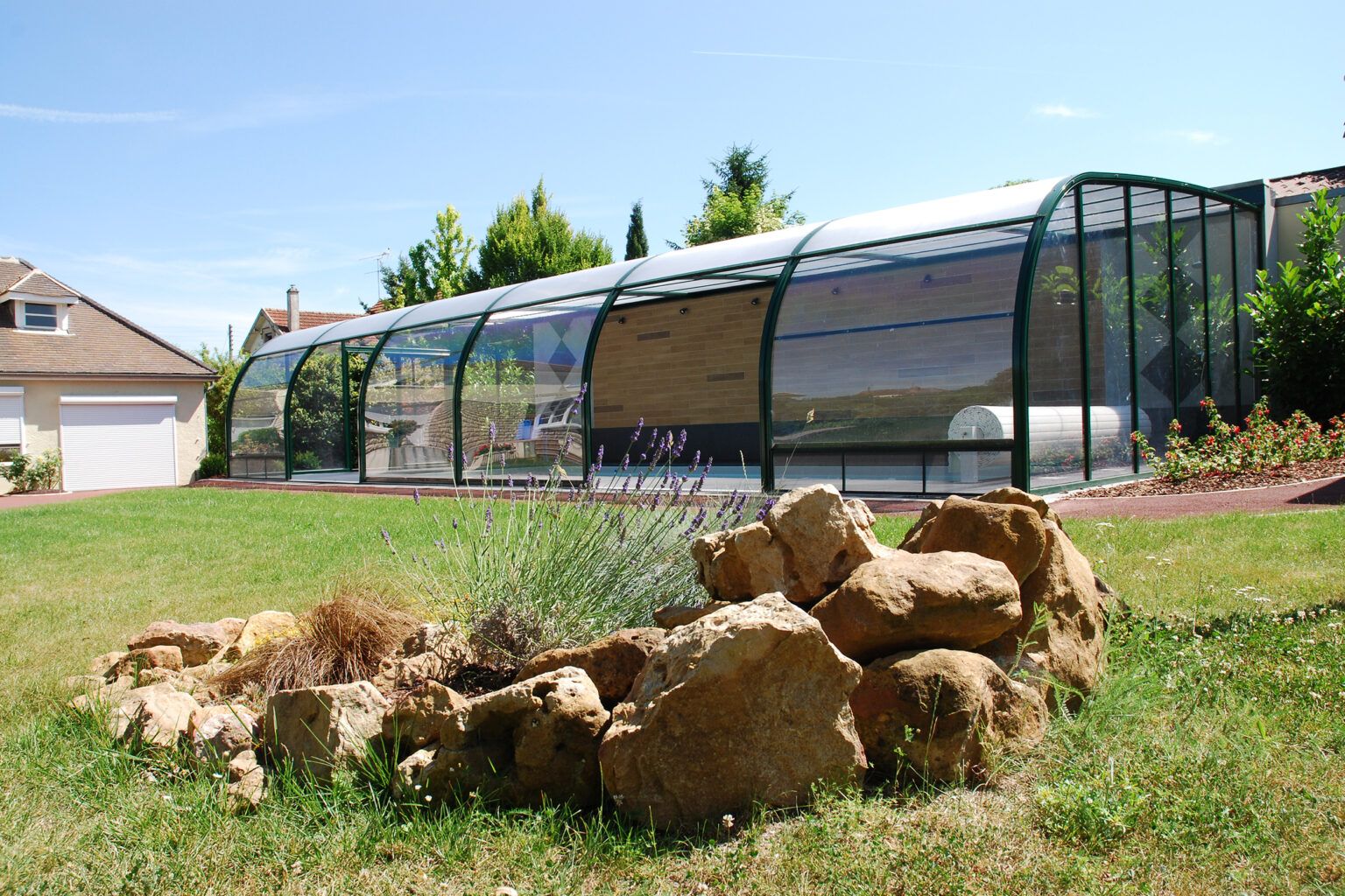 Abri de piscine adossé à une maison