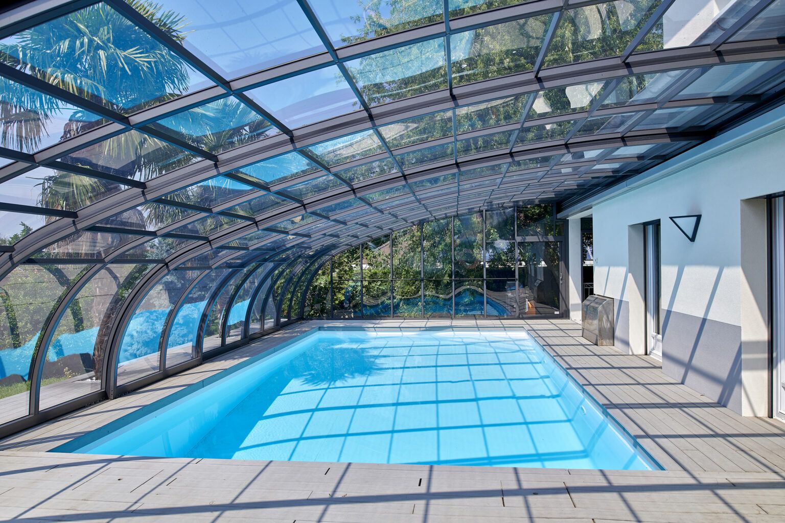 Abri de piscine adossé à une maison