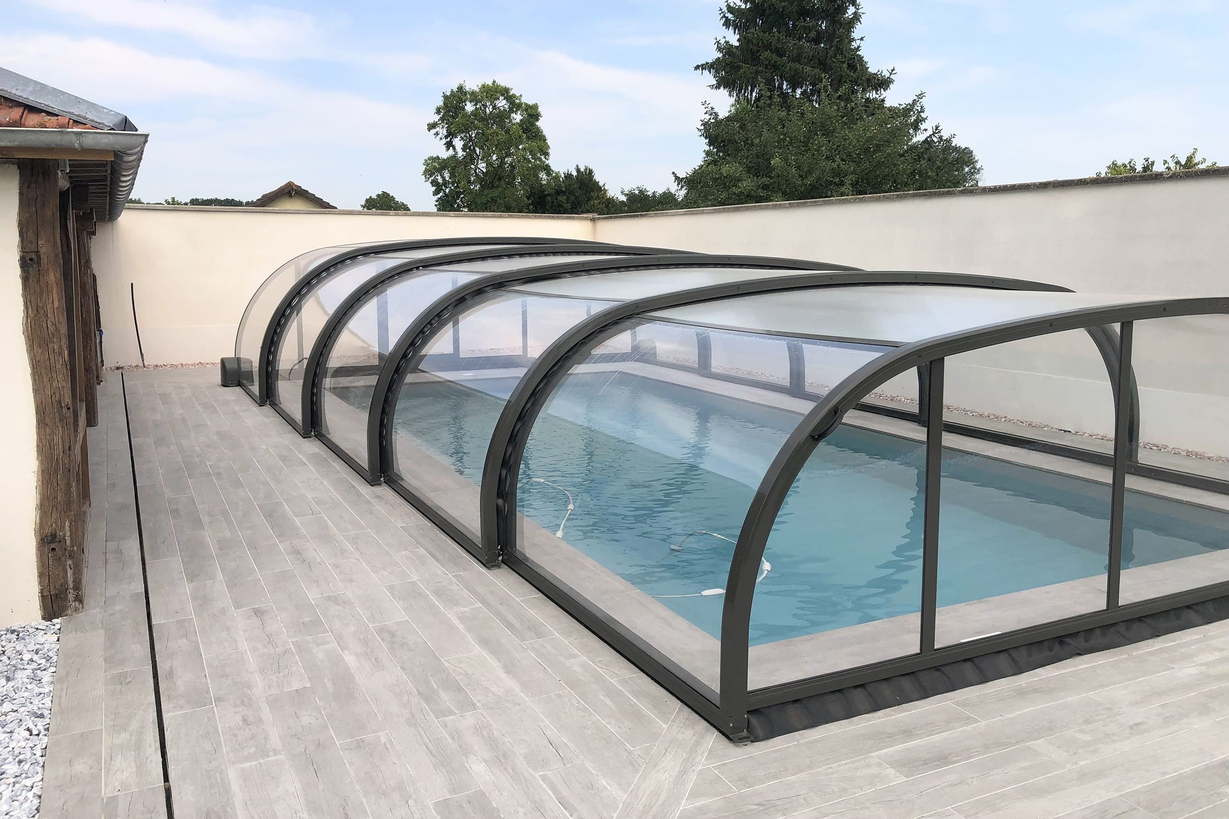 Abri de piscine extra-plat : discrétion et efficacité - EuroPiscine