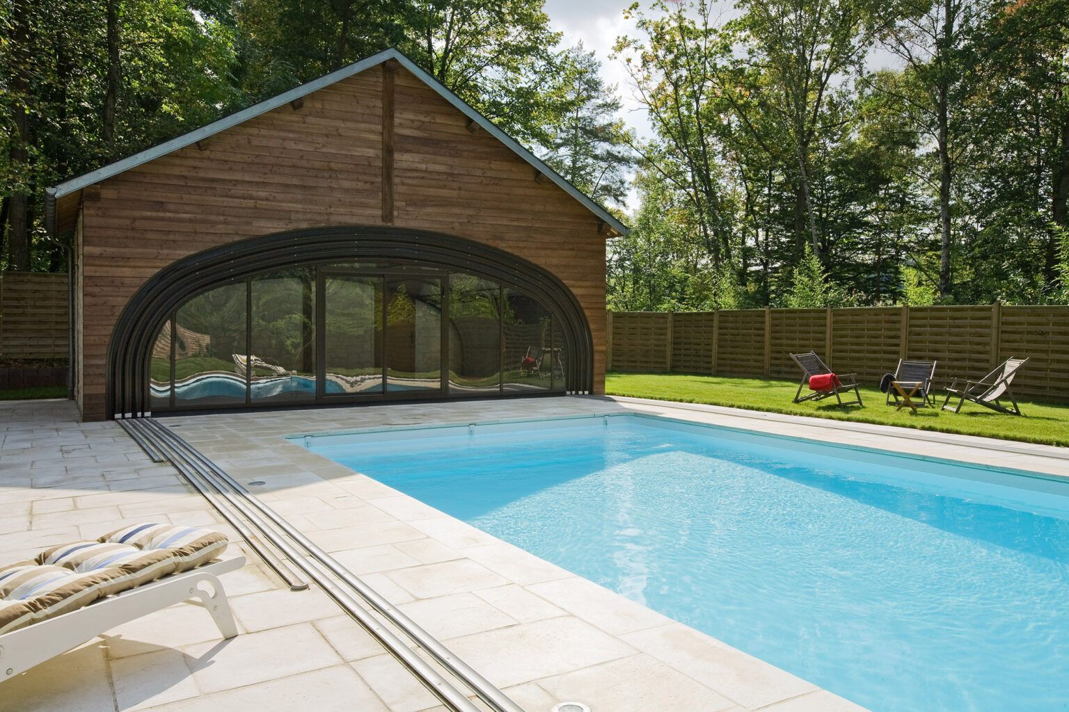 Abri de piscine intégré au pool house