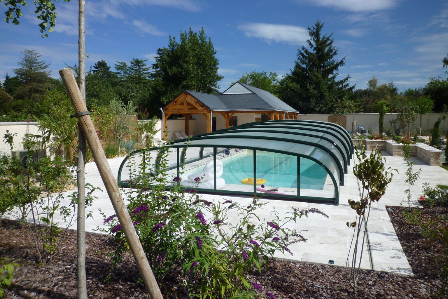 Abri mi-haut pour piscine enterrée