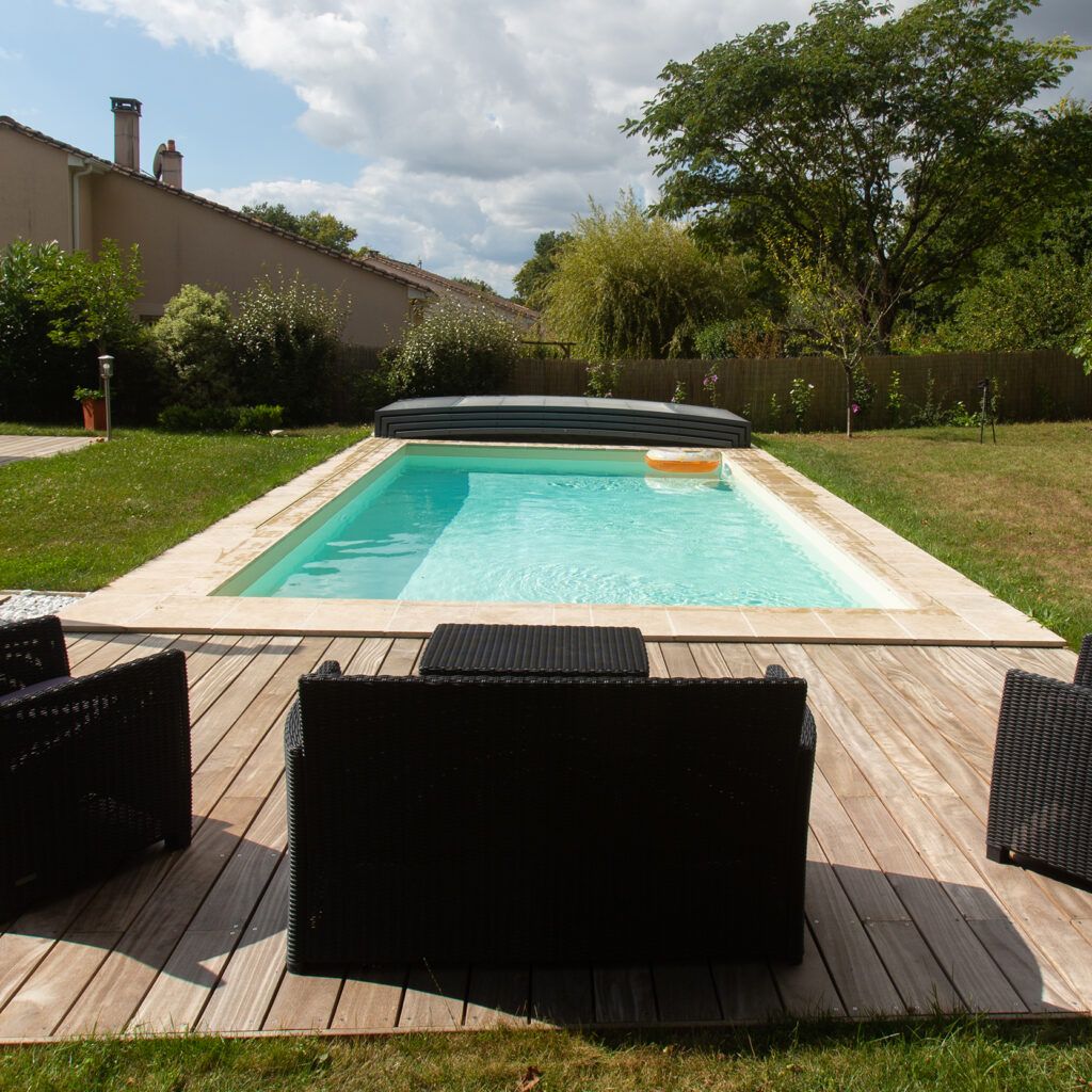 Piscine équipé d'un abri plat EAP