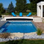 Piscine 9 x 4 m en pente avec abri concept Outdoor