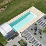 Piscine classique 10,00 x 4,00 m et abri mi-haut
