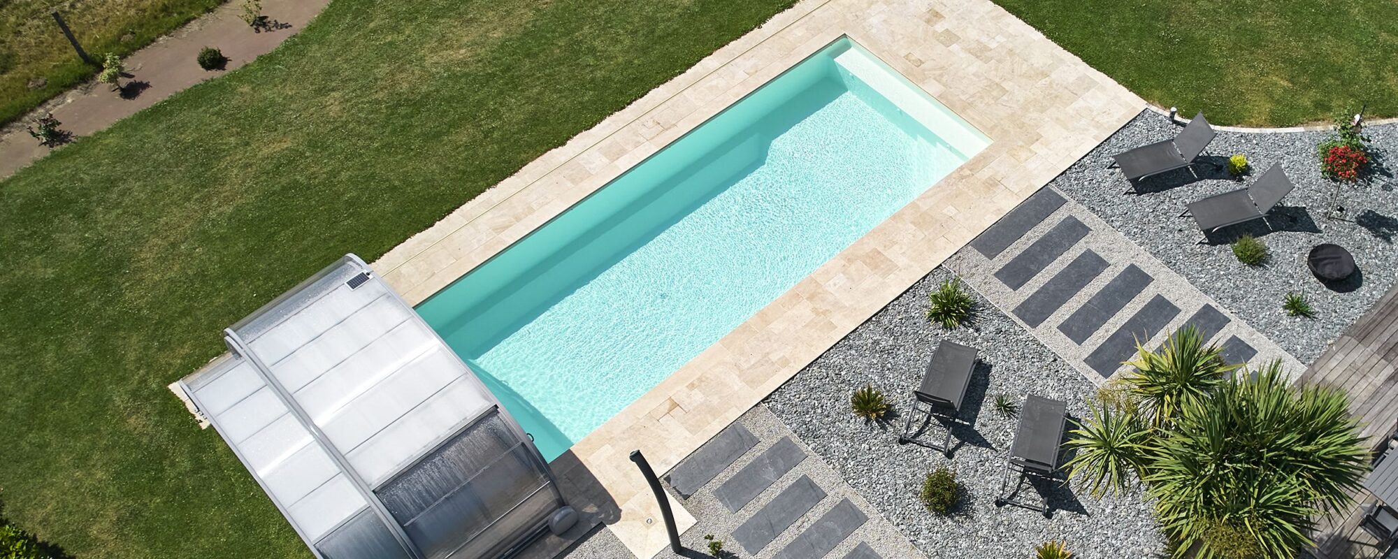 Piscine classique 10,00 x 4,00 m et abri mi-haut