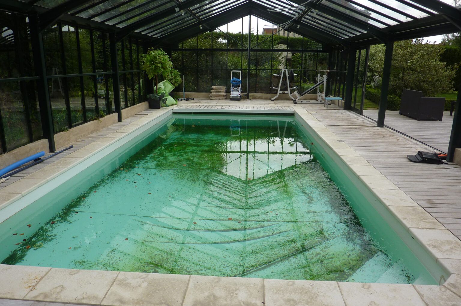 Pool staging d'une piscine à l'abandon