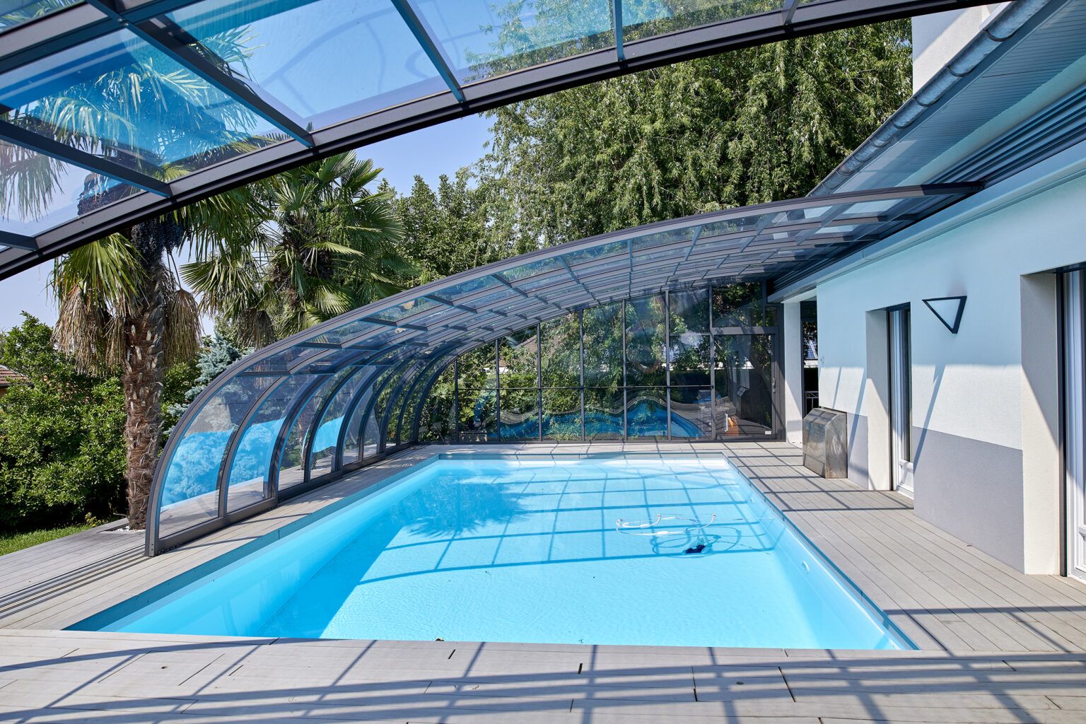 Abri de piscine adossé à une maison